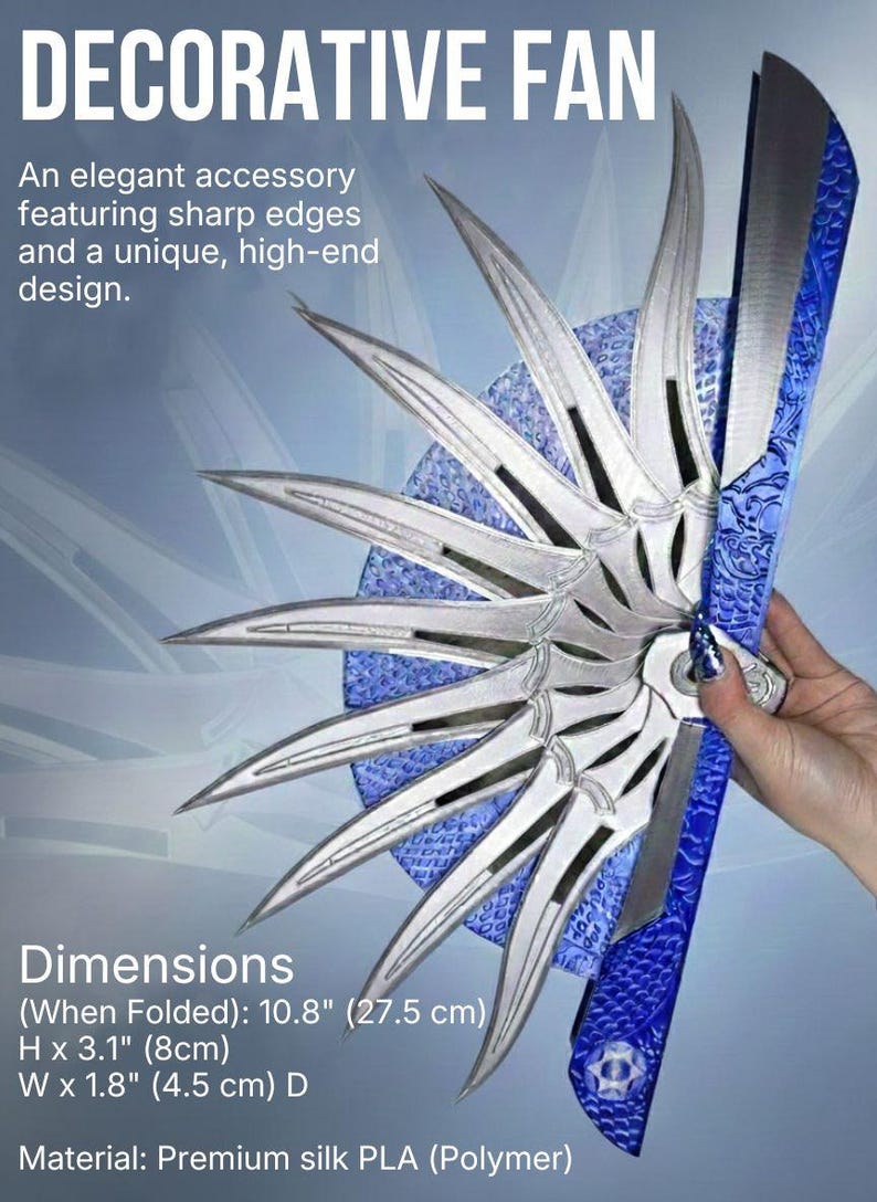 Może przedstawiać: Ozdobny wachlarz ze srebrnymi segmentami w kształcie ostrzy i niebieską, teksturowaną rączką. Tekst głosi: DECORATIVE FAN, An elegant accessory featuring sharp edges and a unique, high-end design. Wymiary (po złożeniu): 27,5 cm wys. x 8 cm szer. x 4,5 cm gł. Materiał: Premium silk PLA (Polymer).
