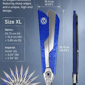 Może przedstawiać: Ozdobny wachlarz z niebieską rączką o skomplikowanych wzorach i srebrzystymi ostrzami. Wachlarz ma 35,75 cm wysokości, 10,4 cm szerokości i 5,85 cm głębokości. Widoczny jest tekst DECORATIVE FAN oraz Size XL.