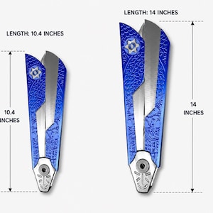 Może przedstawiać: Dwie niebieskie metalowe nożyce ze srebrnymi ostrzami i teksturowanymi uchwytami. Mniejsza para ma 26,4 cm długości, a większa 35,6 cm. Oba narzędzia posiadają srebrny punkt obrotu oraz wzorzysty design na rękojeściach.