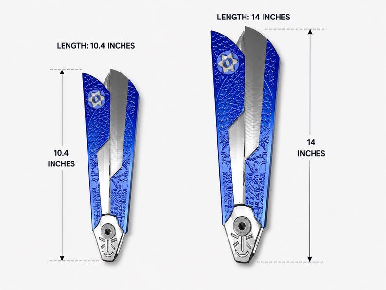 Może przedstawiać: Dwie niebieskie metalowe nożyce ze srebrnymi ostrzami i teksturowanymi uchwytami. Mniejsza para ma 26,4 cm długości, a większa 35,6 cm. Oba narzędzia posiadają srebrny punkt obrotu oraz wzorzysty design na rękojeściach.
