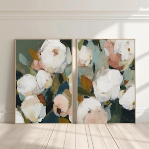 Puede incluir: Dos impresiones de arte mural rectangulares con una composición floral abstracta. Las pinturas muestran grandes flores superpuestas de color blanco y rosa pálido sobre un fondo verde bosque profundo, salvia y marrón apagado con pinceladas visibles.