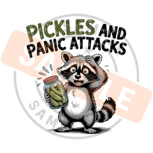 Könnte beinhalten: Ein Cartoon-Waschbär mit überraschtem Gesichtsausdruck hält ein Glas Gurken. Das Bild enthält den Text "Pickles and Panic Attacks" in grünen und schwarzen Buchstaben. Der Waschbär ist grau, weiß und braun.