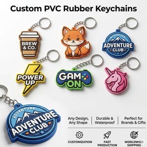 Puede incluir: Una colección de llaveros personalizados de goma PVC en varias formas y colores. Los diseños incluyen una taza de café, un zorro, una insignia del club de aventura, un rayo, un mando de videojuegos y un unicornio. El texto "Custom PVC Rubber Keychains" está en la parte superior.