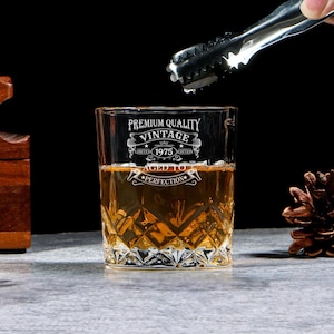 Gealtert zur Perfektion 50. Geburtstagsgeschenk - Vintage 1975 graviertes Whiskyglas - 50 Jahre alter Bourbon Scotch Whisky Becher, Geburtstagsgeschenk des Vaters