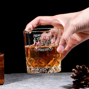 50 Jahre alter Bourbon Scotch Whisky Becher - perfekt gereift Geschenk zum 50. Geburtstag - Vintage 1975 graviertes Whiskyglas - Geburtstagsgeschenk für Papa