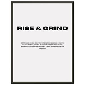 Puede incluir: Un póster enmarcado con las palabras "RISE & GRIND" en negrita negra. Debajo del título hay una definición en alemán. El póster tiene un fondo blanco y un marco negro, ideal para decoración.