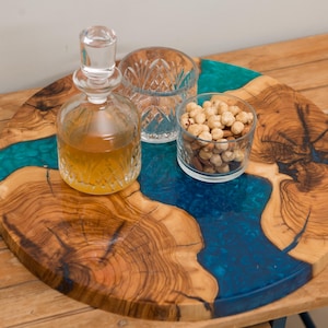 Handgefertigtes Servierbrett aus Holz mit Epoxidharz in Ozeanblau | Unikat Charcuterie-Käsebrett | Einweihungsgeschenk Hochzeit | Rustikale Küchendekoration