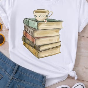 Damen-T-Shirt mit einer Tasse Tee und einem Stapel Vintage-Bücher - Geschenk zum Lesen, Entspannen, Cocooning, Bibliophile, 100 % Baumwolle