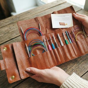 Bruine leren naaldetui | Eersteklas opbergruimte voor verwisselbare en standaard naalden en gehaakte etui.