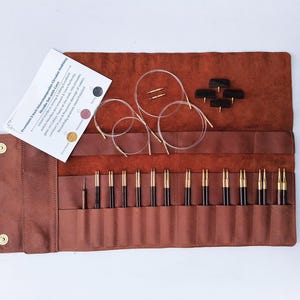 Jeu d'aiguilles à tricoter interchangeables en bois de rose : pointes de 5 pouces, étui en cuir véritable avec cordon pivotant.