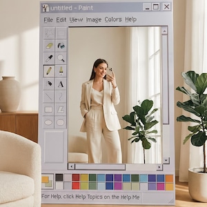 Könnte beinhalten: Ein großer, rechteckiger Spiegel, der wie ein klassisches Computer-Malprogramm-Fenster gestaltet ist. Der Spiegelrahmen hat eine Symbolleiste und Farbfelder. Der Text "untitled - Paint" steht oben. Eine Person in einem beigen Anzug spiegelt sich im Spiegel.