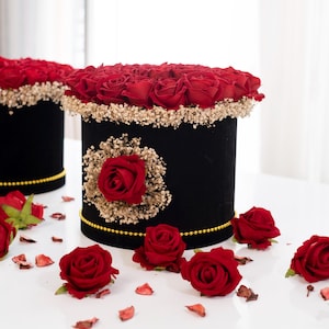 Luxury Red Rose Flower Box with Baby&#39;s Breath – Romantic Gift for Anniversary, Birthday, or Valentine&#39;s Day