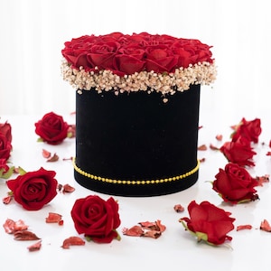 Velvet Rose Gift Box – Artificial Red Roses & Baby&#39;s Breath – Romantic Forever Gift for Her, Anniversary, Birthday, Valentine&#39;s Day
