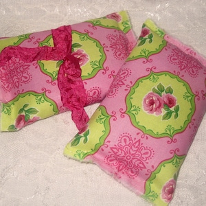 Sachê de lavanda com 1 xícara cheia de lavanda rosa quente vintage design floral francês com encadernação de costura
