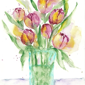 Puede incluir: Una pintura de acuarela de un ramo de tulipanes rosas y amarillos en un jarrón verde. Los tulipanes están dispuestos en un estilo suelto y natural, y el jarrón es un simple vaso transparente.