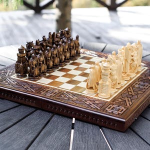 Sällsynt schackset med kopparinlägg i valnöt, handgjort lyxigt 3-i-1-schack, backgammonbräde, stor schacklåda i trä, springpjäser i present