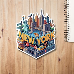 Può includere: Un adesivo colorato con un'illustrazione stilizzata di New York City. Il design include la Statua della Libertà, grattacieli, il ponte di Brooklyn e la scritta "NEW YORK". Altri elementi includono un taxi giallo, una fetta di pizza e un boombox.