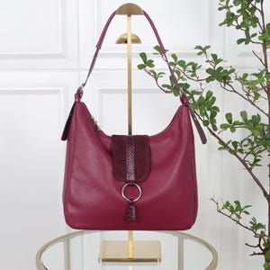 Italiaanse leren hobo tas, suède met korrelige pythonstructuur, zilverkleurige hardware, A4-formaat draagtas, bordeauxrood