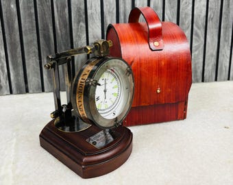 Reloj de escritorio vintage de latón con soporte de madera y estuche de cuero
