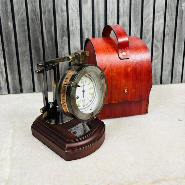 Reloj de escritorio vintage de latón con soporte de madera y estuche de cuero