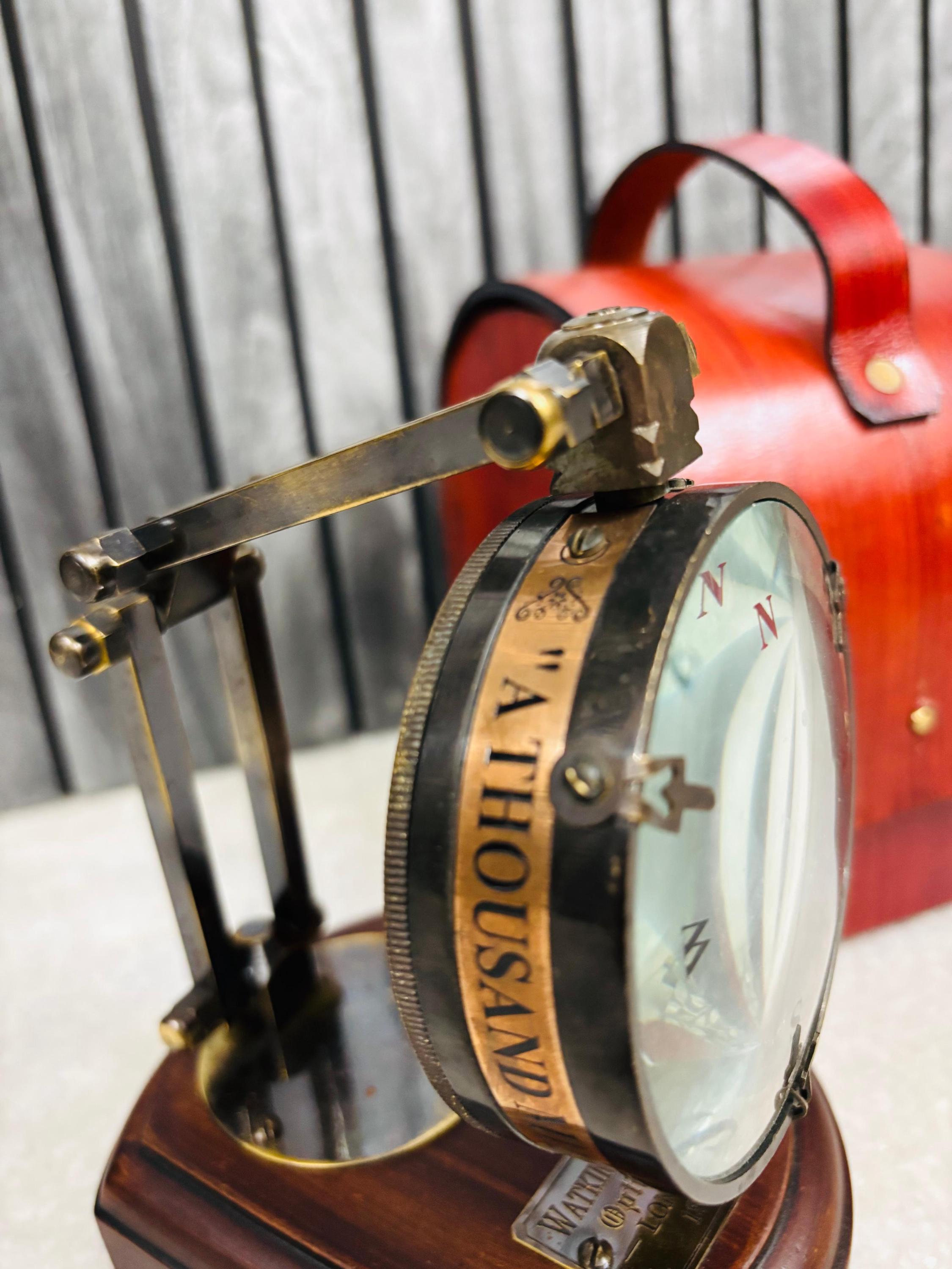 木製スタンドとレザーケース付きヴィンテージ真鍮デスククロック