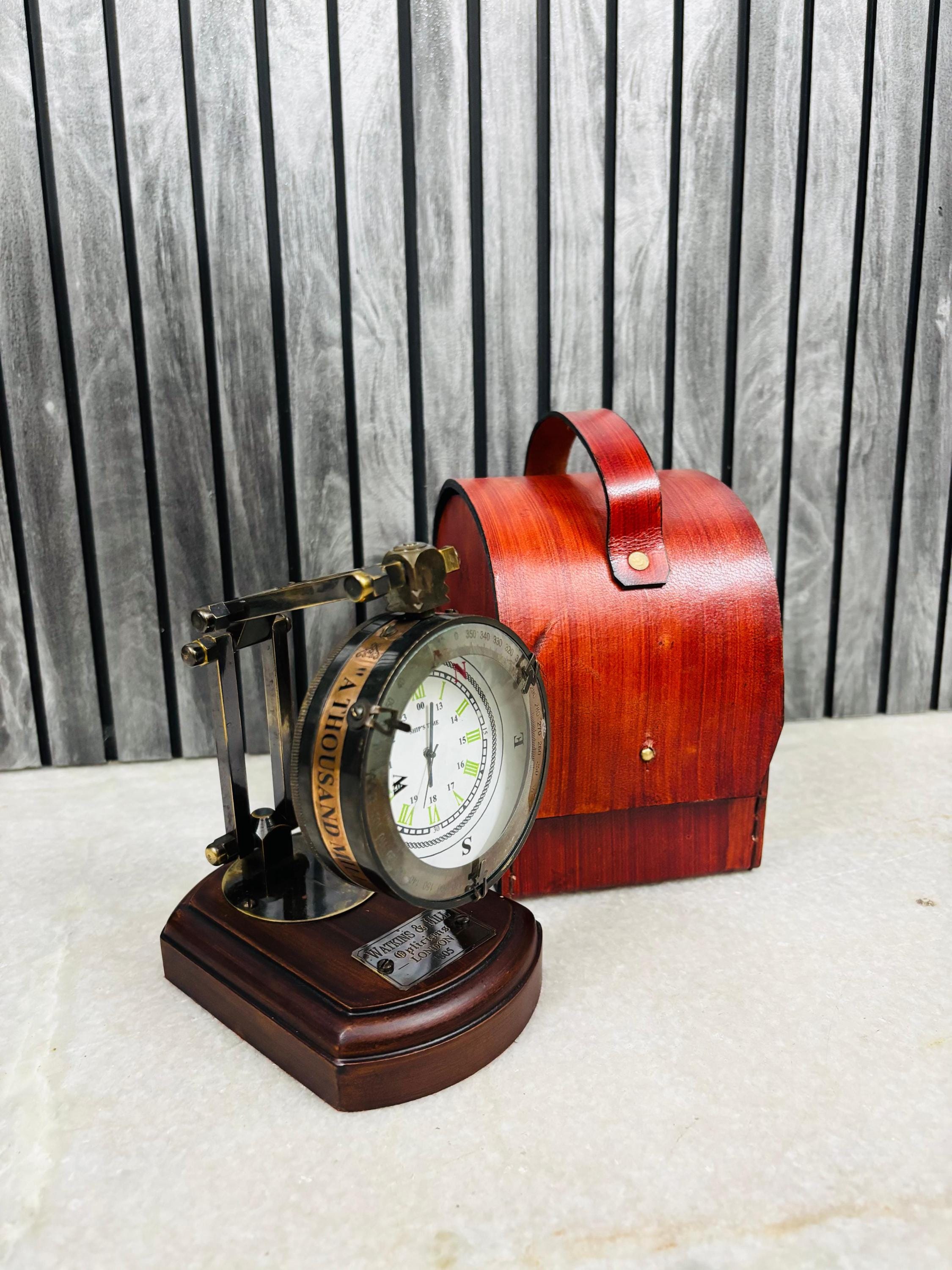 木製スタンドとレザーケース付きヴィンテージ真鍮デスククロック