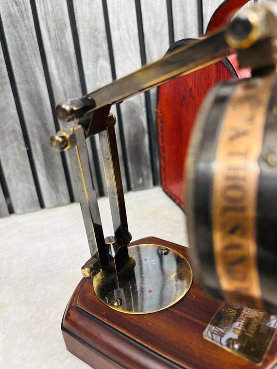 木製スタンドとレザーケース付きヴィンテージ真鍮デスククロック