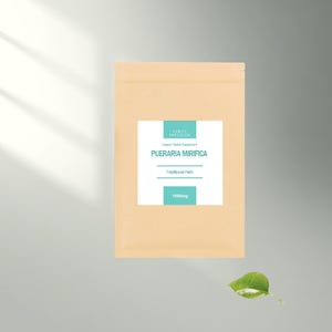 Può includere: Un sacchetto beige con un'etichetta bianca con la scritta "PUERARIA MIRIFICA" e "Traditional Herb". L'etichetta include anche il testo "Organic Herbal Supplement" e "1000mg". Una foglia verde si trova nell'angolo in basso a destra.