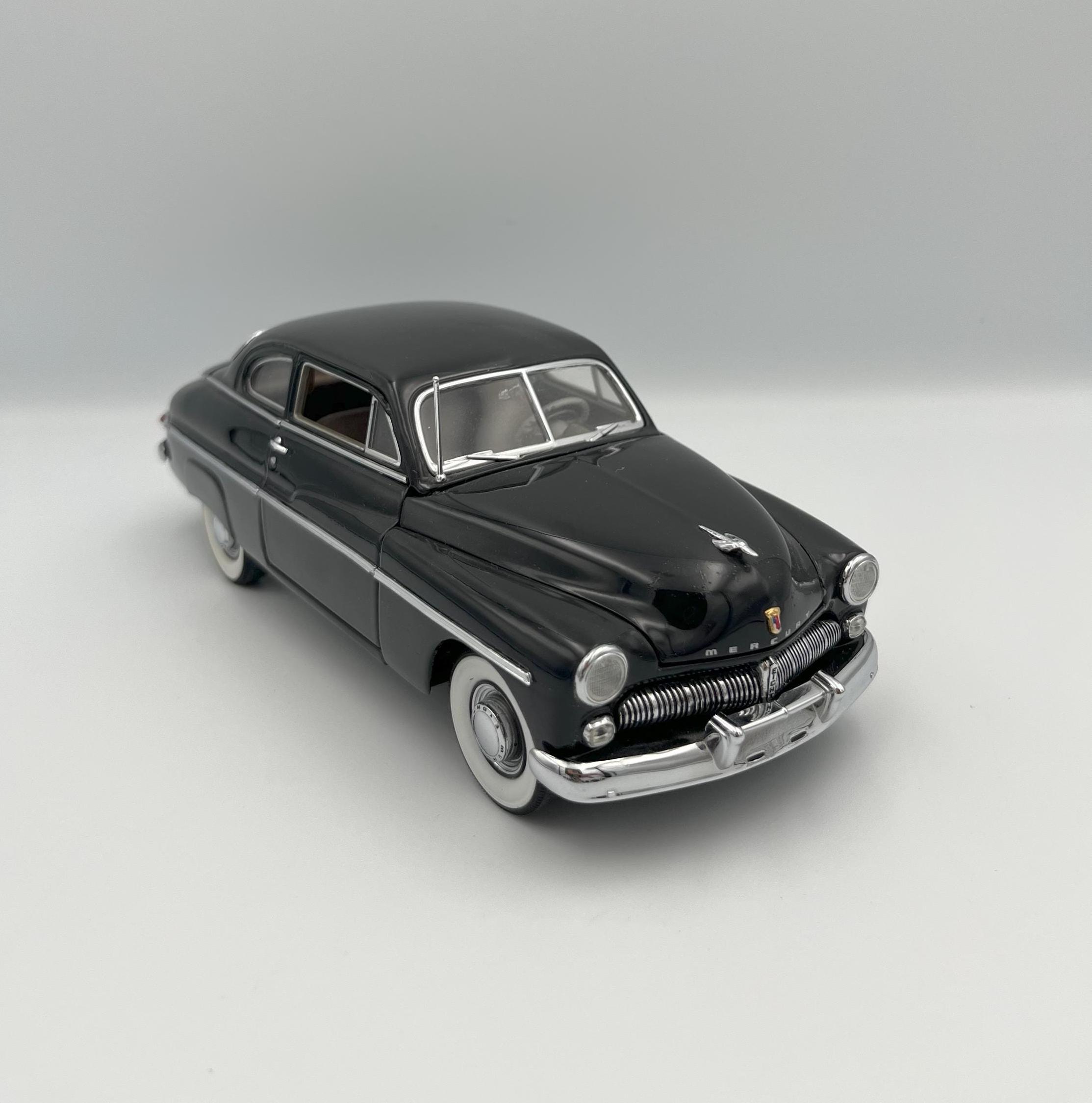 A James Bond 007 1964 Danbury Mint Aston Martin DB5 1:24 scale replica model of the car driven by Bo