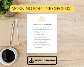 Op de afbeelding: Een "Morning Routine Checklist" op wit papier met een takenlijst, een kopje koffie, een notitieboek en een pen op een houten oppervlak. De checklist bevat items als "geen telefoon voor de eerste 30 minuten" en "ontbijt en koffie maken."