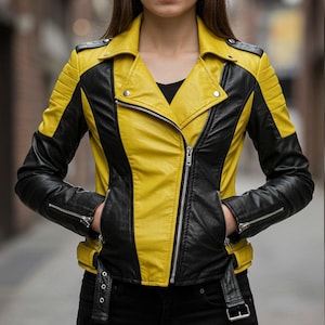 Puede incluir: Chaqueta de cuero amarilla y negra de estilo motero. La chaqueta presenta una cremallera diagonal, múltiples bolsillos y una cintura con cinturón. Las mangas y los paneles laterales son negros, mientras que el frente y el cuello son amarillos.
