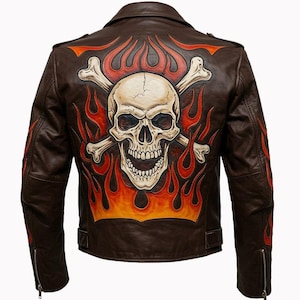 Peut inclure: Veste en cuir marron ornée d'un motif de crâne et d'os croisés avec des flammes rouges et oranges. La veste a un style motard classique avec un col cranté, des détails zippés et une coupe ajustée.