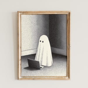 Simpatico poster di un fantasma con computer portatile: arte digitale da parete di Halloween in bianco e nero, neutra e malinconica