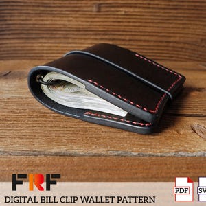 Puede incluir: Una cartera con clip para billetes de cuero negro con costuras rojas, que contiene una pila de billetes. La cartera está asegurada con una banda elástica negra. El texto "DIGITAL BILL CLIP WALLET PATTERN" está en la parte inferior.