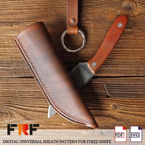 Puede incluir: Una funda de cuero marrón con un cuchillo de hoja fija y una correa de cuero con un anillo de metal. El cuchillo tiene un mango de madera y una hoja plateada. El texto "DIGITAL UNIVERSAL SHEATH PATTERN FOR FIXED KNIFE" está en la parte inferior.