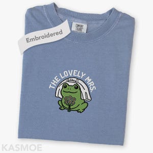 Haftowana koszulka z motywem przyszłej panny młodej, Comfort Colors® Bachelorette z zabawną żabą