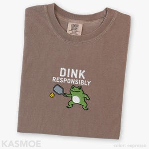 Haftowana koszulka do pickleballa, Comfort Colors® z zabawną żabą Espresso