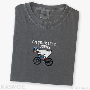Chemise de cyclisme brodée, t-shirt pour perdants Comfort Colors® Funny Biking Bike Rider sur le côté gauche Pepper