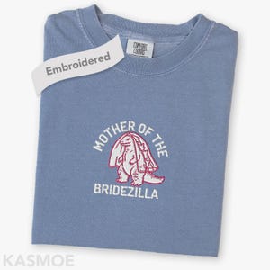 Haftowana koszulka dla matki panny młodej Bridezilla, Comfort Colors® Koszulka dla mamy przyszłej panny młodej