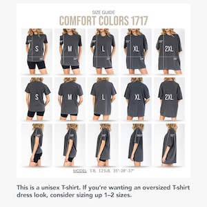 Może przedstawiać: Tabela rozmiar&oacute;w koszulek Comfort Colors 1717, przedstawiająca widoki z przodu, z tyłu i z boku dla rozmiar&oacute;w od S do 2XL. Tabela zawiera wymiary w calach dla długości i szerokości oraz specyfikacje modela 5'8, 125lb, 35-28-37.