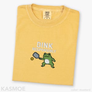 Haftowana koszulka do pickleballa, Comfort Colors® z zabawną żabą Mustard