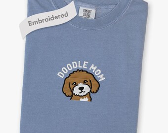 Camiseta bordada para mamá con doodle, Comfort Colors® Goldendoodle Dog Mama Tee