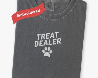 Besticktes Hunde Mama Papa Shirt, Comfort Colors® Haustier Eltern Geschenk Leckerli Händler Tee