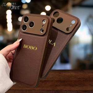Gepersonaliseerde leren iPhone 17 Pro Max-hoes met initialen - aangepast monogram gegraveerd.