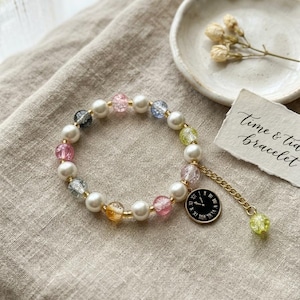 Braccialetto con perline color pastello e ciondolo a forma di orologio con numeri romani / Braccialetto estetico con perle e perline craquelé / Gioielli unici a strati con tema tempo e marea