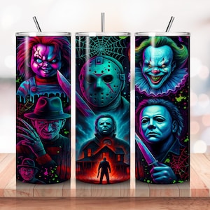Op de afbeelding: Set van drie roestvrijstalen bekers met illustraties van horrorfilmkarakters. Elke beker heeft een ander ontwerp, waaronder Chucky, Jason Voorhees, Pennywise, Freddy Krueger en Michael Myers. De bekers hebben een rietje en staan op een houten oppervlak.