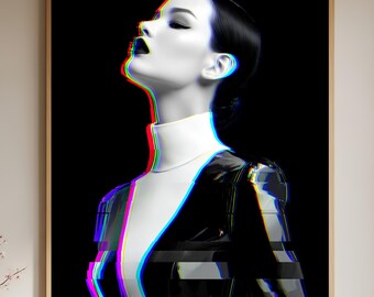 Op de afbeelding: Ingelijste kunstdruk met een grijswaardenportret van een persoon met donkere lippenstift en glad naar achteren gekamd haar, die omhoog kijkt. De afbeelding heeft een glitch-effect met rode, blauwe en witte kleurvervormingen. De persoon draagt een witte coltrui en een zwarte jas.
