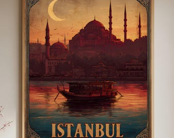 Op de afbeelding: Een rechthoekige wandkunstprint met een uitzicht op Istanbul bij zonsondergang, inclusief een moskee, minaretten en een maansikkel aan de hemel. Een boot drijft op het water op de voorgrond. Het woord ISTANBUL staat in grote, gouden hoofdletters.
