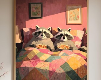 Op de afbeelding: Een ingelijste kunstdruk met twee wasberen in bed, elk met een pizza. Het kunstwerk heeft een warm kleurenpalet met een roze achtergrond en een kleurrijke quilt. Twee kleine ingelijste foto's hangen aan de muur.