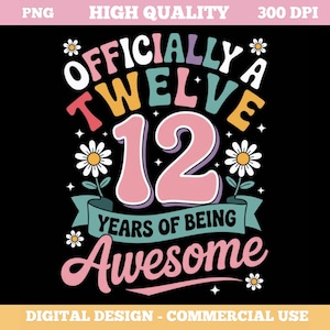 Pode incluir: Um design gráfico preto com o texto "Oficialmente doze" em branco, rosa, amarelo e verde-azulado. O número "12" é rosa. O texto "Anos de ser incrível" é verde-azulado e rosa, com detalhes de margaridas.